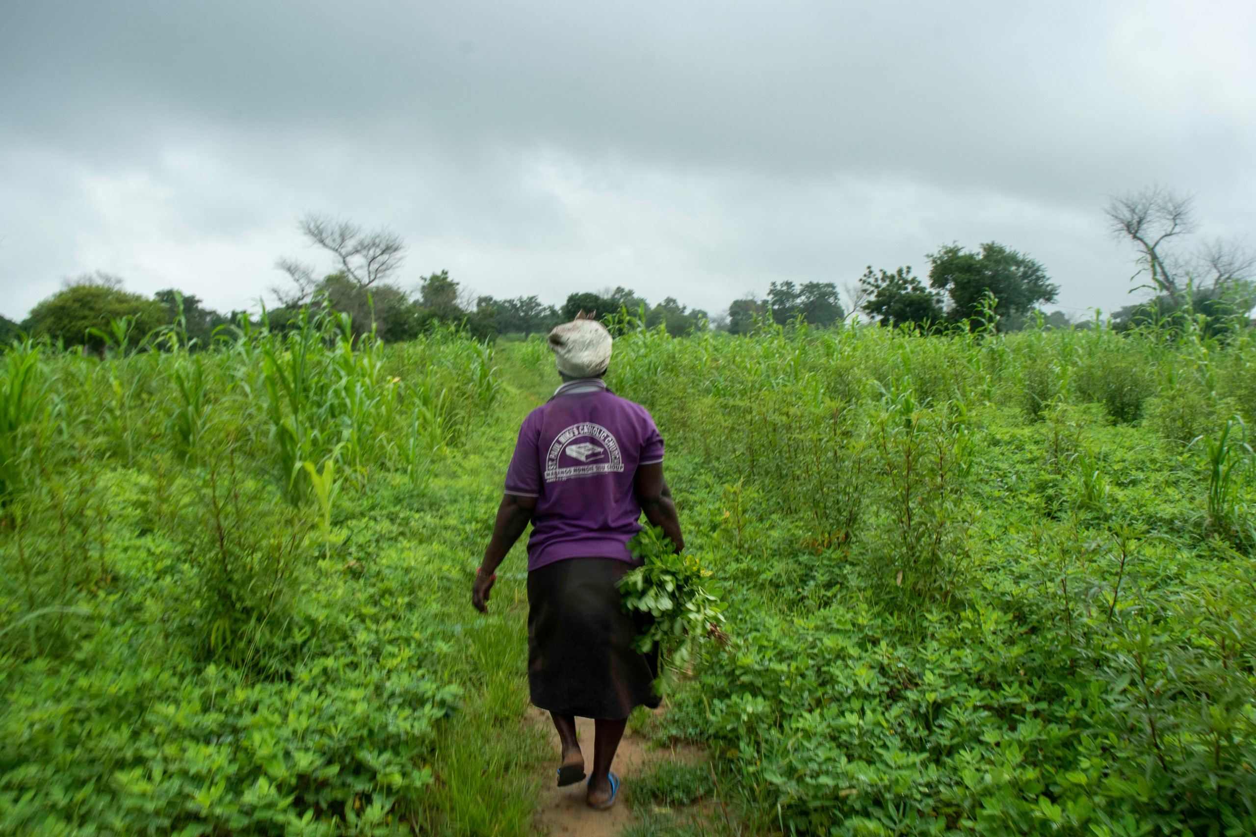 Abodaah demonstrating her ash application technique